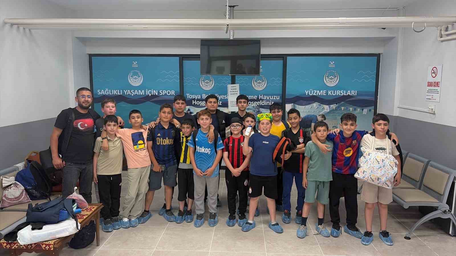 &Ccedil;orumlu &ouml;ğrenciler Tosya&rsquo;da havuzda serinledi