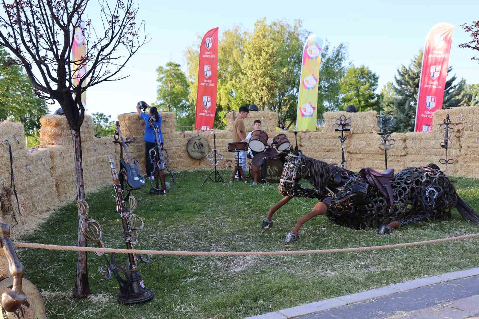 Hurda ve atık malzemeler enstr&uuml;man oldu