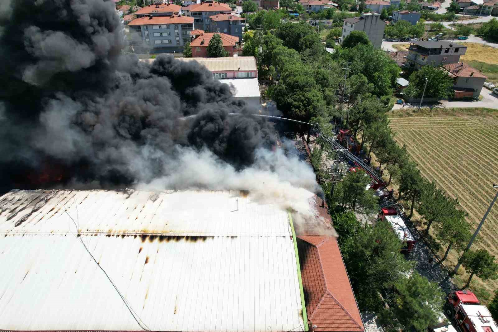 Kau&ccedil;uk fabrikasındaki yangın havadan g&ouml;r&uuml;nt&uuml;lendi