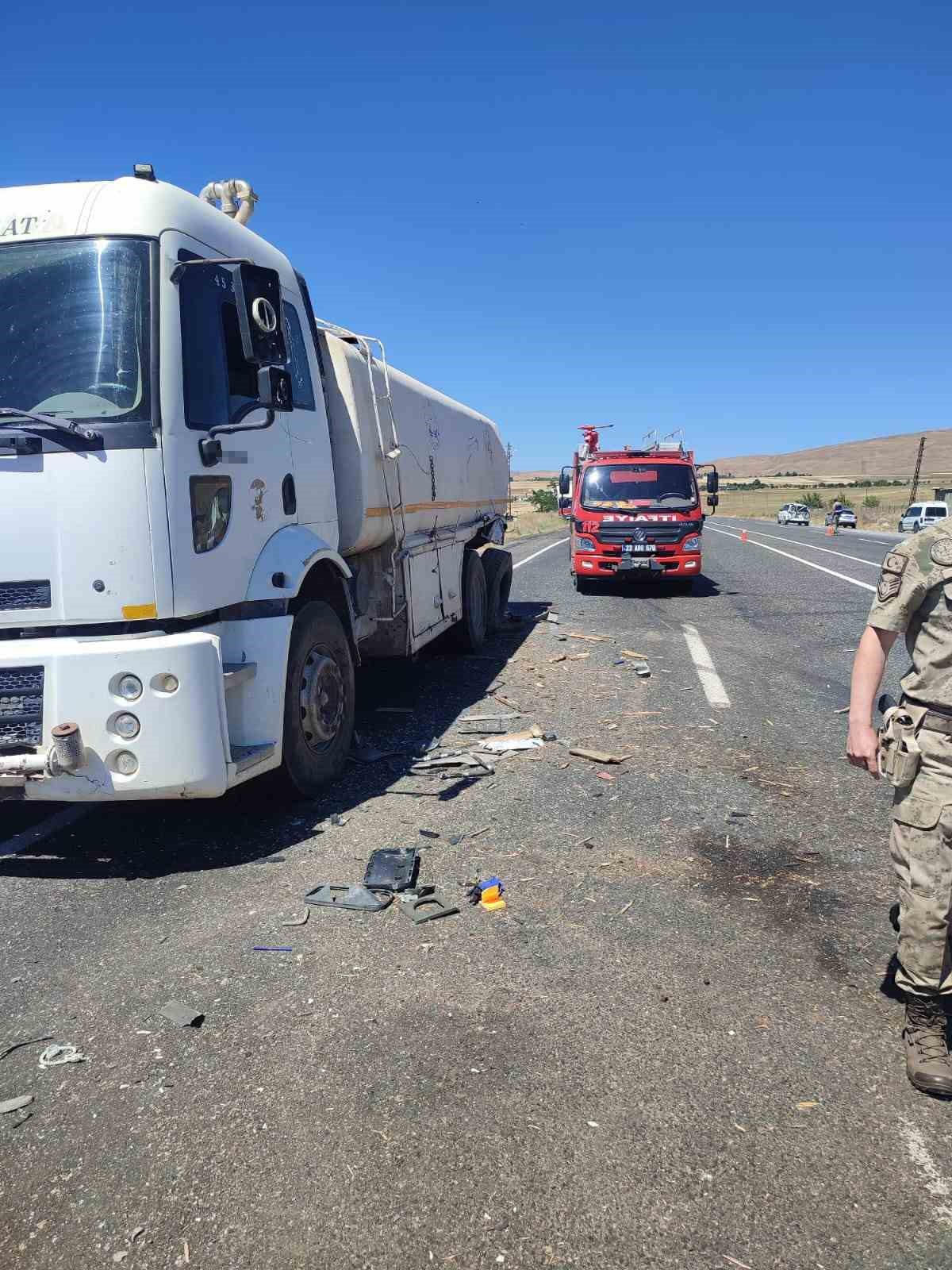 Elazığ&rsquo;da kamyonlar &ccedil;arpıştı: 1 yaralı