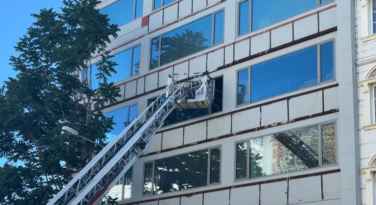 Beyloğlu&rsquo;nda 6 katlı binada yangın paniği