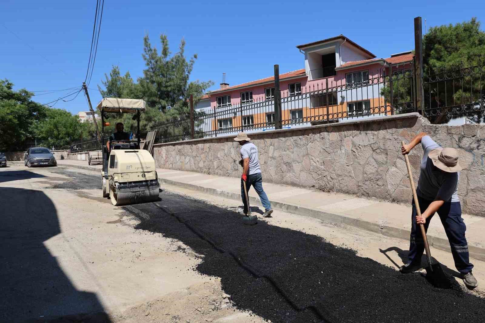 Şehzadeler&rsquo;de altyapısı tamamlanan sokaklar asfaltlanıyor