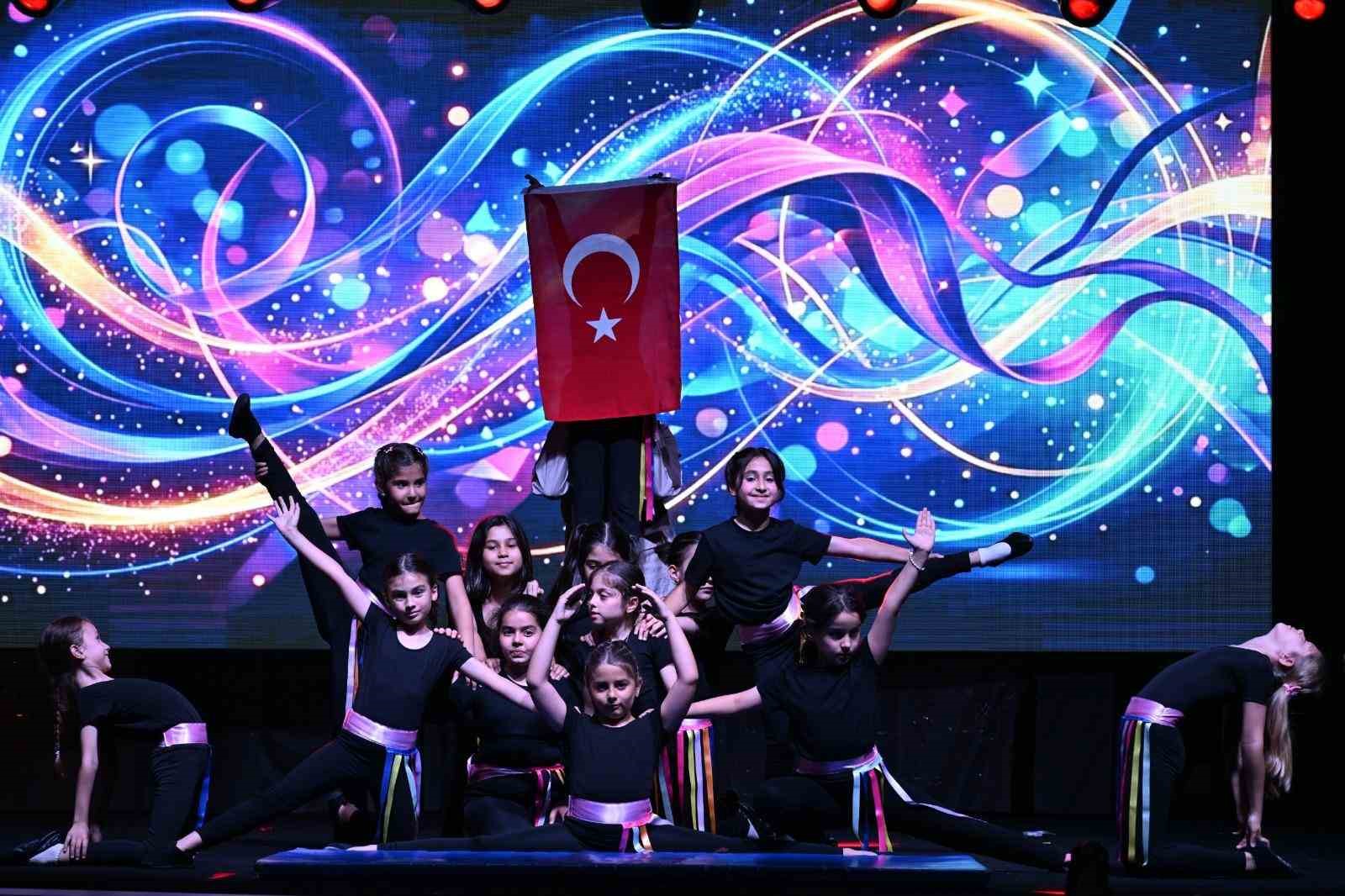 Manisa B&uuml;y&uuml;kşehir&rsquo;in minikleri yıl sonu g&ouml;sterisinde alkış topladı
