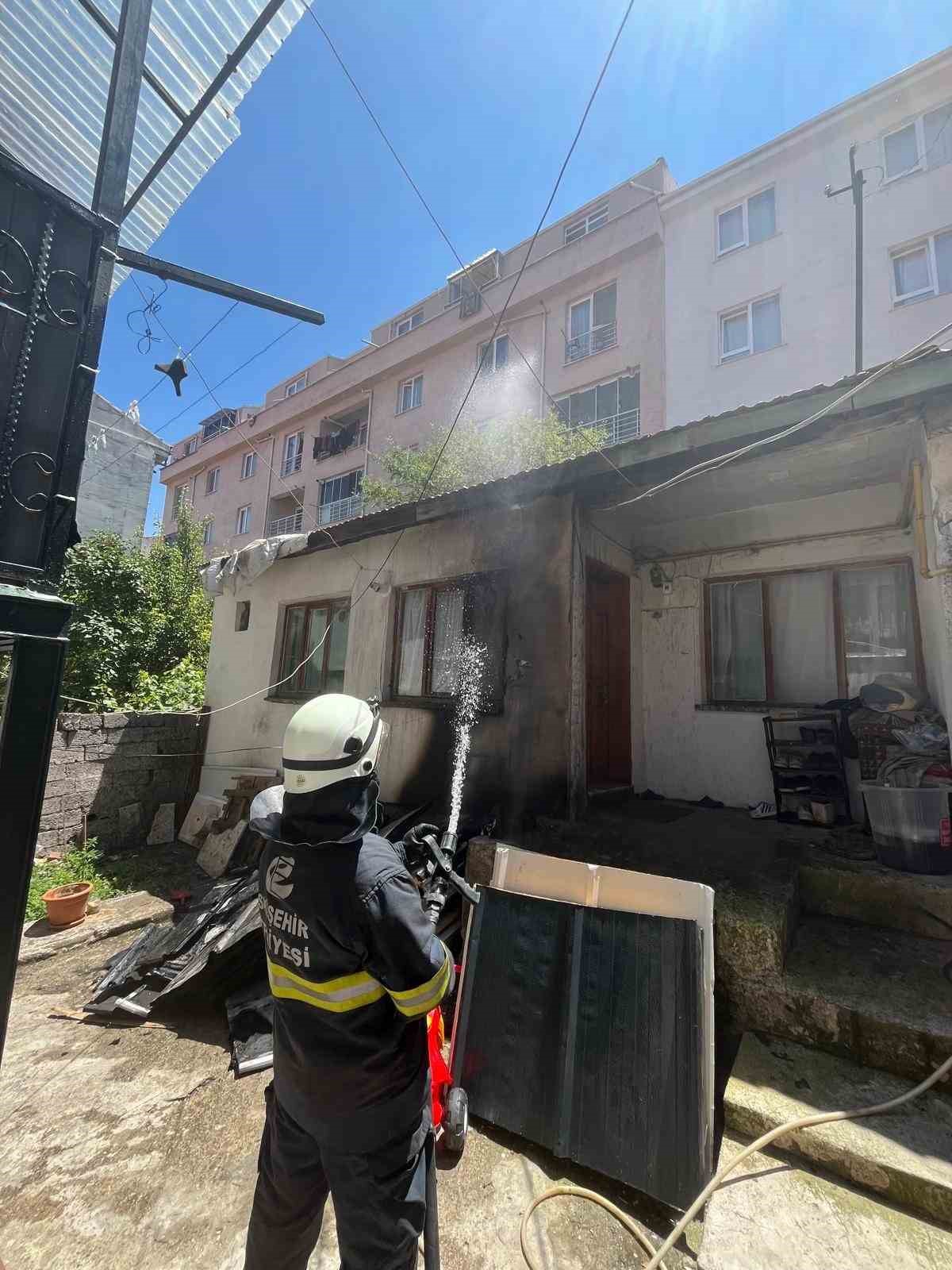 M&uuml;stakil evin &ccedil;atısına &ccedil;ıkan yangın b&uuml;y&uuml;meden s&ouml;nd&uuml;r&uuml;ld&uuml;