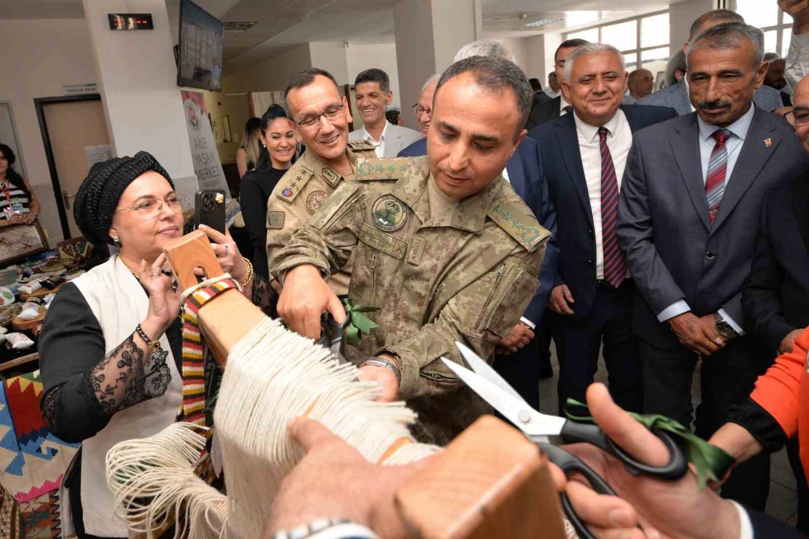 Osmaniye&rsquo;de "Hayat Boyu &Ouml;ğrenme Haftası" kapsamında sergi a&ccedil;ıldı