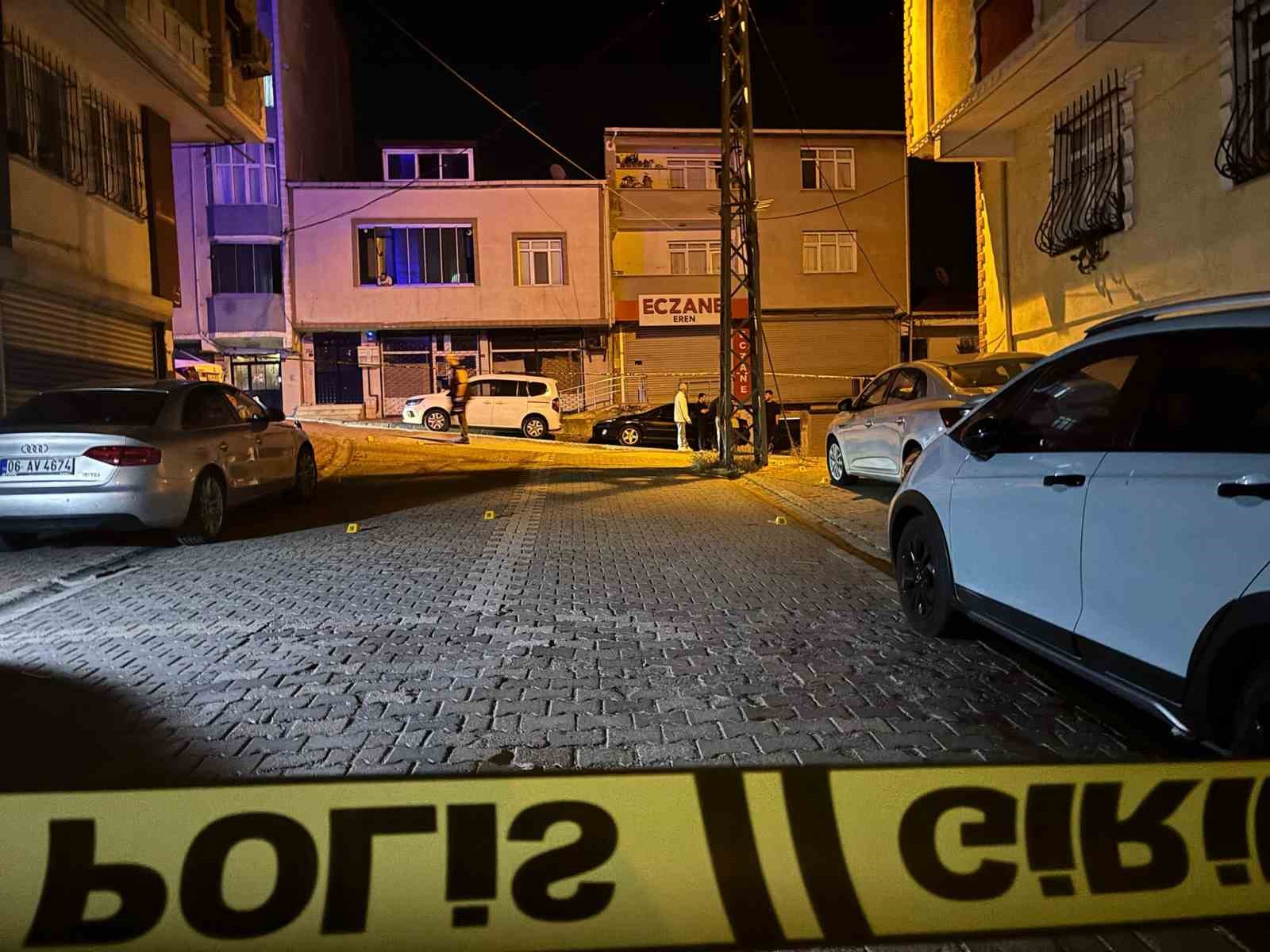 Esenyurt&rsquo;ta iki grup arasında silahlı &ccedil;atışma kamerada