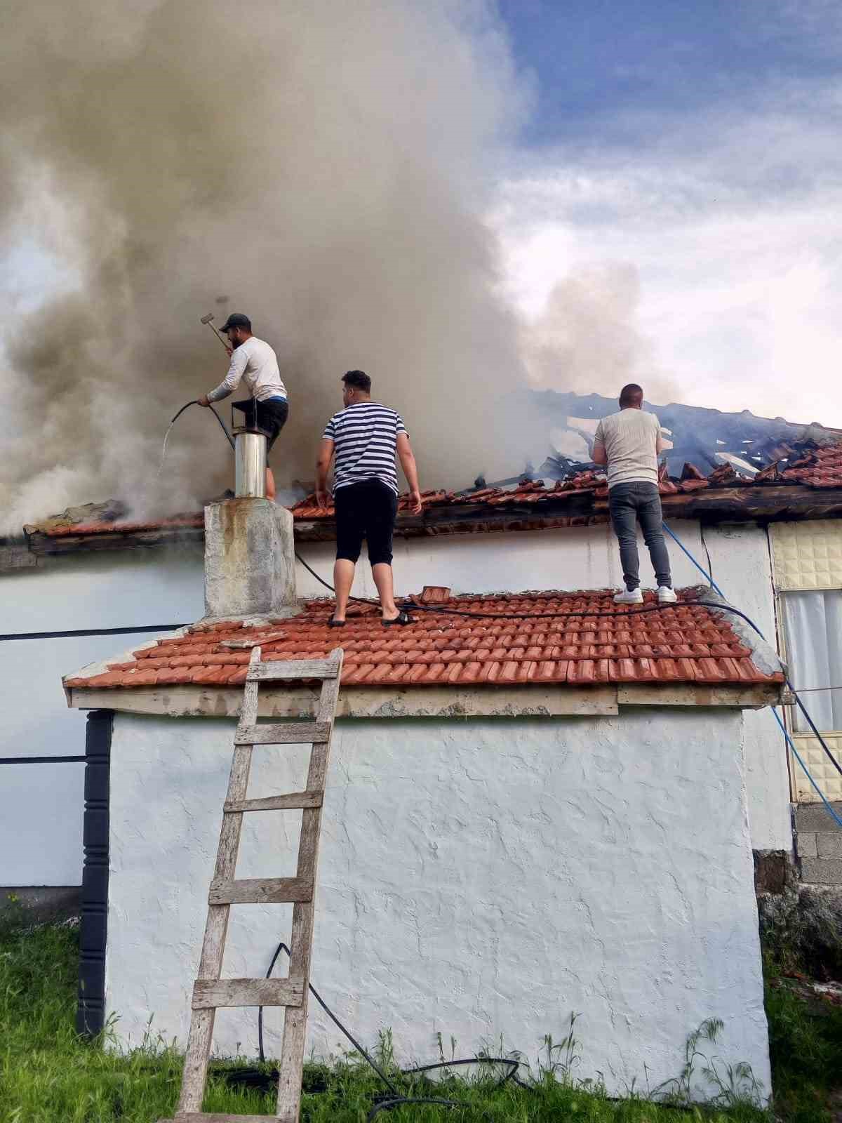 Konya&rsquo;da ev yangını paniğe neden oldu