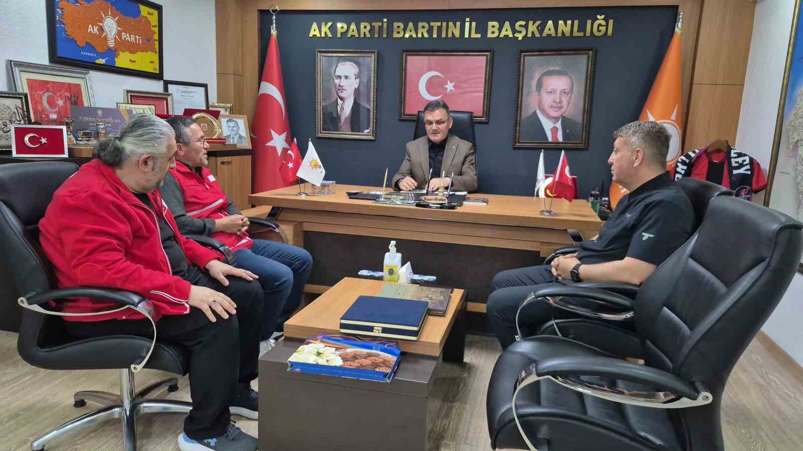Bartın protokol&uuml; kurban bağışını Kızılay&rsquo;a yaptı