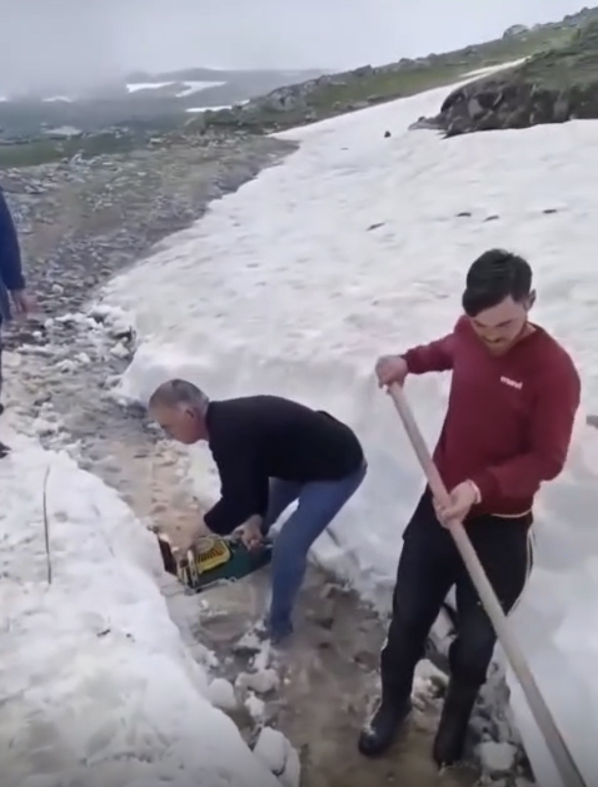 Avrupa sıcaktan kavruluyor, Giresun yaylalarında ağa&ccedil; motoru ile kar k&uuml;tleleri par&ccedil;alanıp yayla yolları a&ccedil;ılıyor