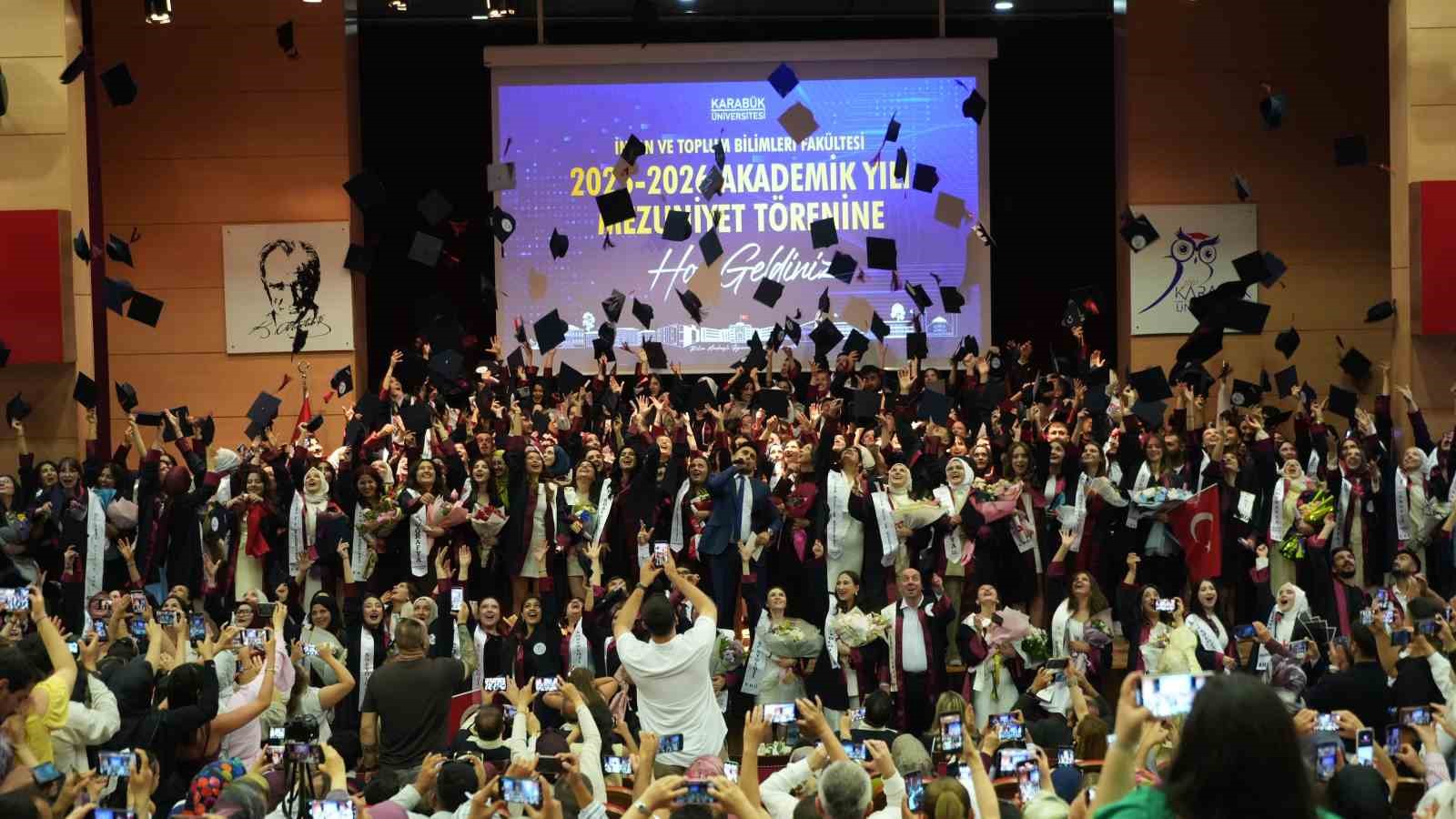 KB&Uuml;&rsquo;de mezuniyet coşkusu s&uuml;r&uuml;yor: Orman m&uuml;hendisleri, sosyal bilimciler ve diş hekimleri diplomalarını aldı