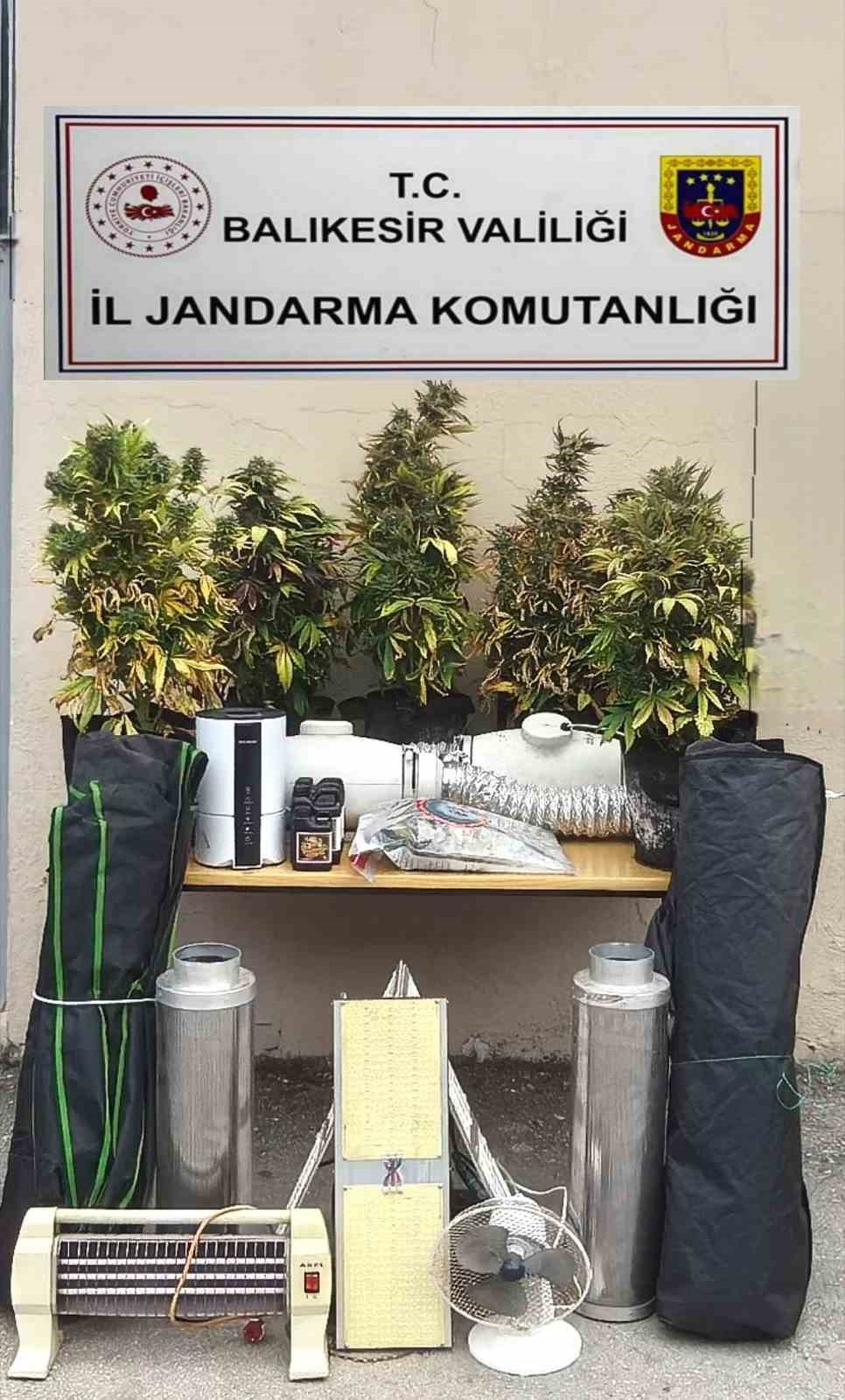 Zehir tacirlerinin yeni sistemini jandarma &ccedil;&ouml;kertti