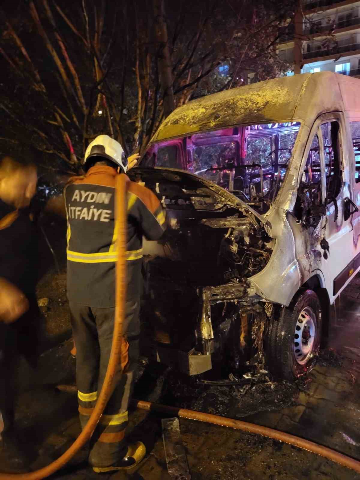 Minib&uuml;s alevlere teslim oldu