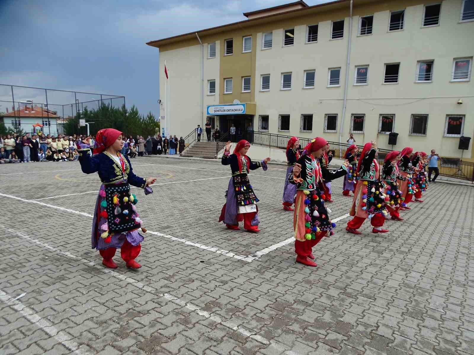 Hisarcık Şehitler Ortaokulu&rsquo;nda yıl sonu hayır &ccedil;arşısı yoğun ilgi g&ouml;rd&uuml;