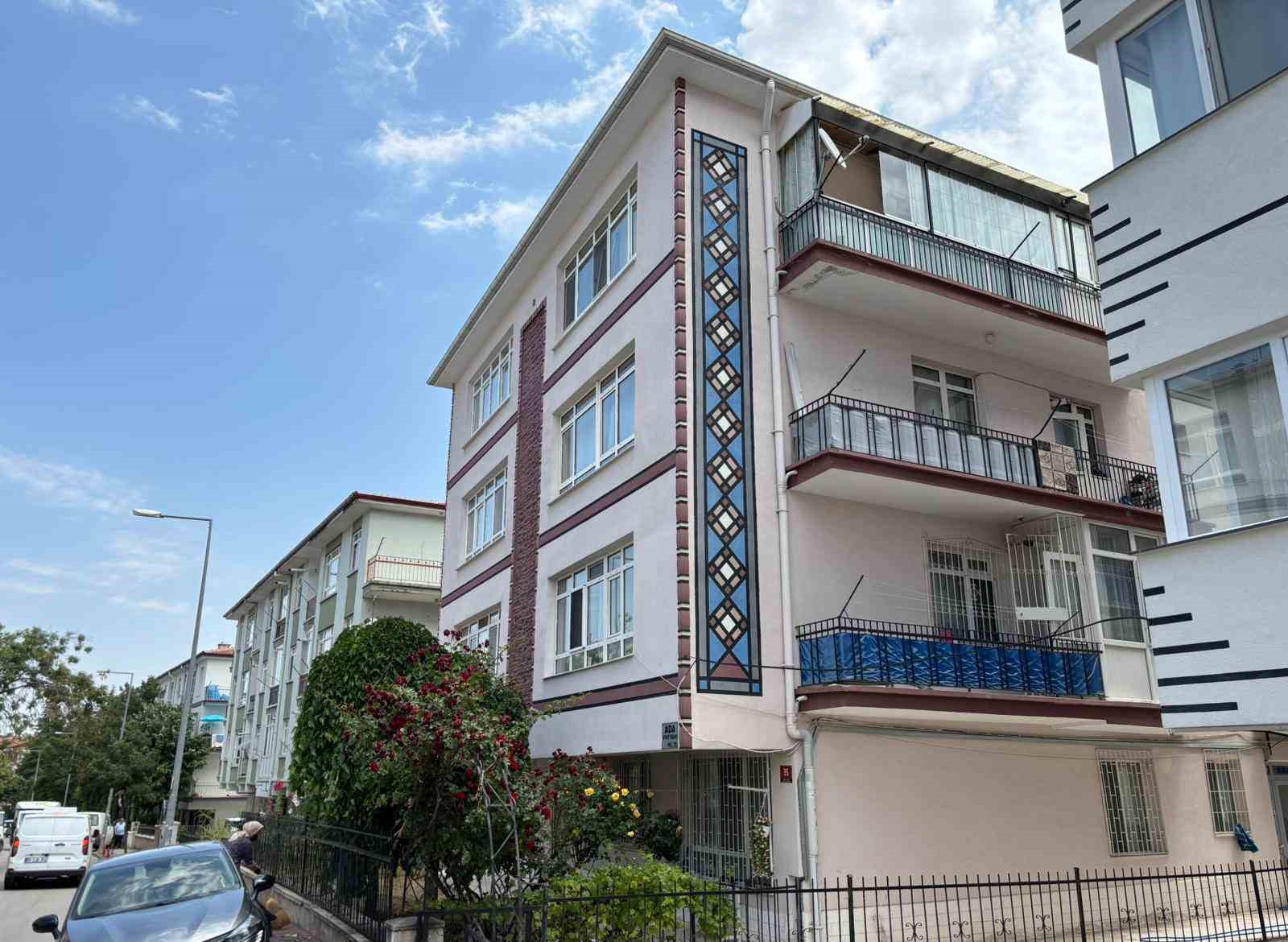 Emekli polis, kendisini yaralayan oğlunu silahıyla &ouml;ld&uuml;rd&uuml;