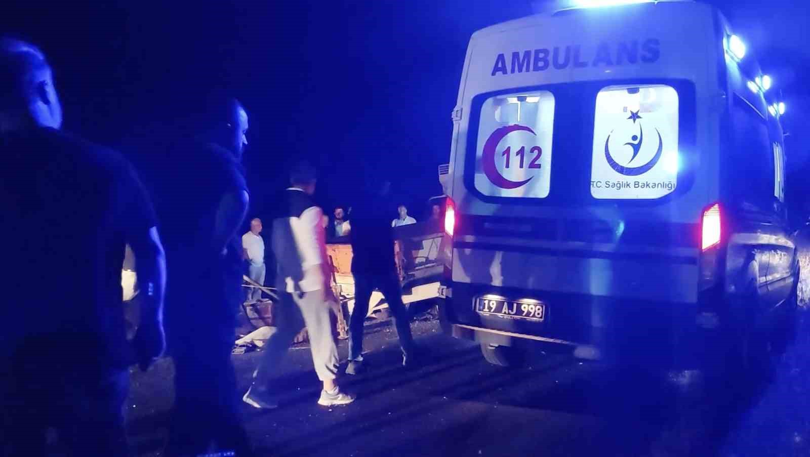 &Ccedil;orum&rsquo;da kamyon ile trakt&ouml;r &ccedil;arpıştı: 1 &ouml;l&uuml;, 2 yaralı