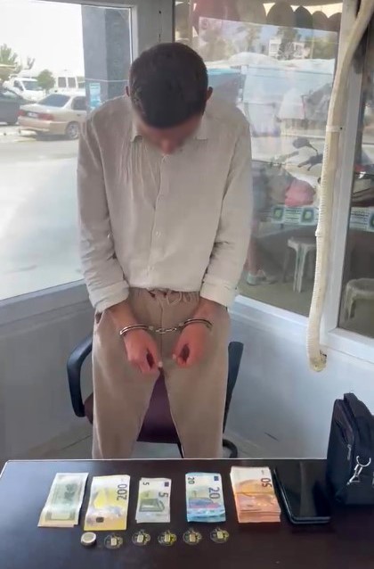 Pazarda sahte d&ouml;viz ve altınlarla alışveriş yapmaya &ccedil;alıştı, esnaf ve zabıtanın dikkatiyle yakalandı