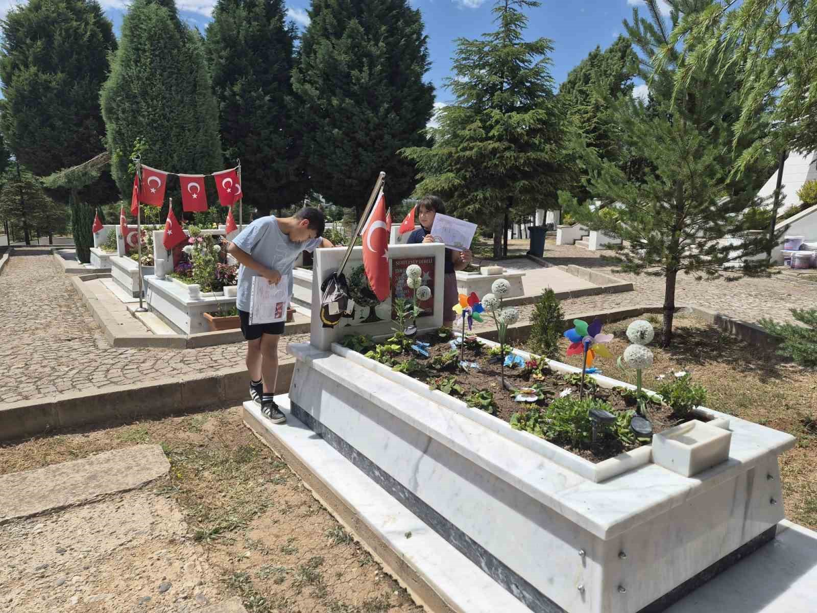Şehit operat&ouml;r&uuml;n &ccedil;ocukaları karnelerinin babalarının kabrine g&ouml;t&uuml;rd&uuml;