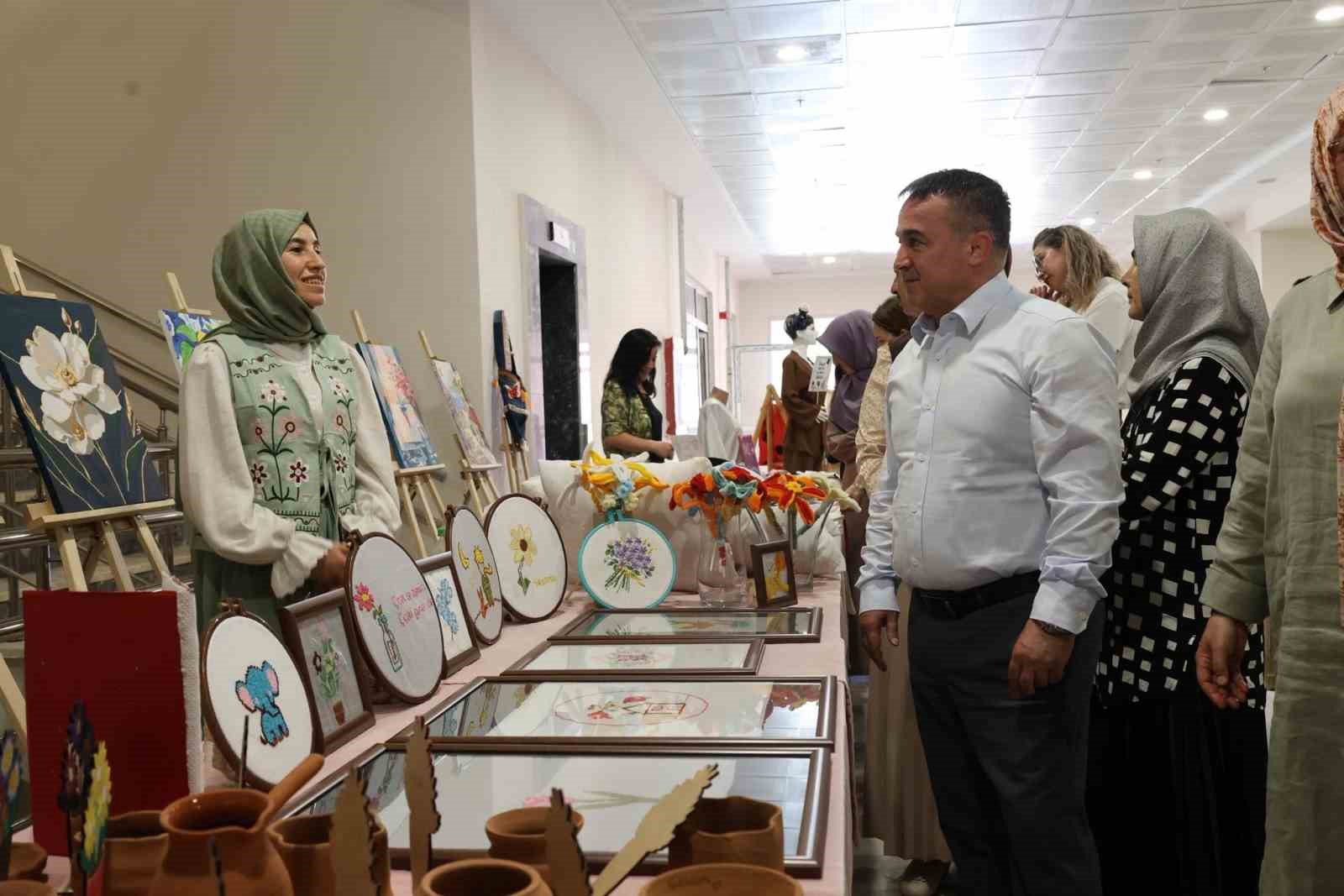 &Ouml;ğrencilerin el emeği &uuml;r&uuml;nleri sergide beğeni topladı