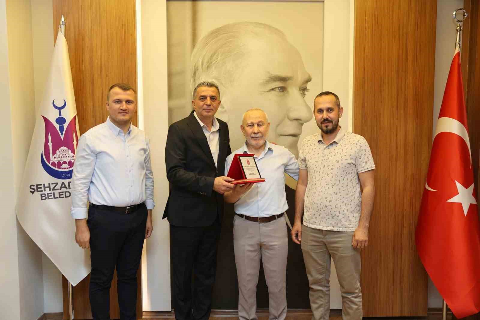 Manisa’da 41 bin nikaha imza attı, gözyaşlarıyla veda etti
