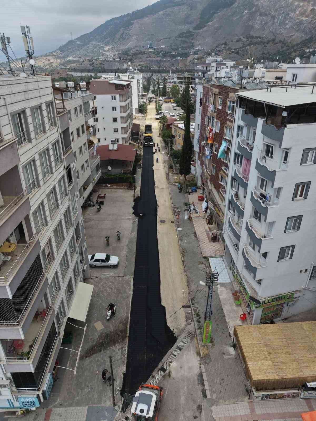 İskenderun Belediyesi, bir haftada 4 bin 768 ton sıcak asfalt serimi ger&ccedil;ekleştirdi