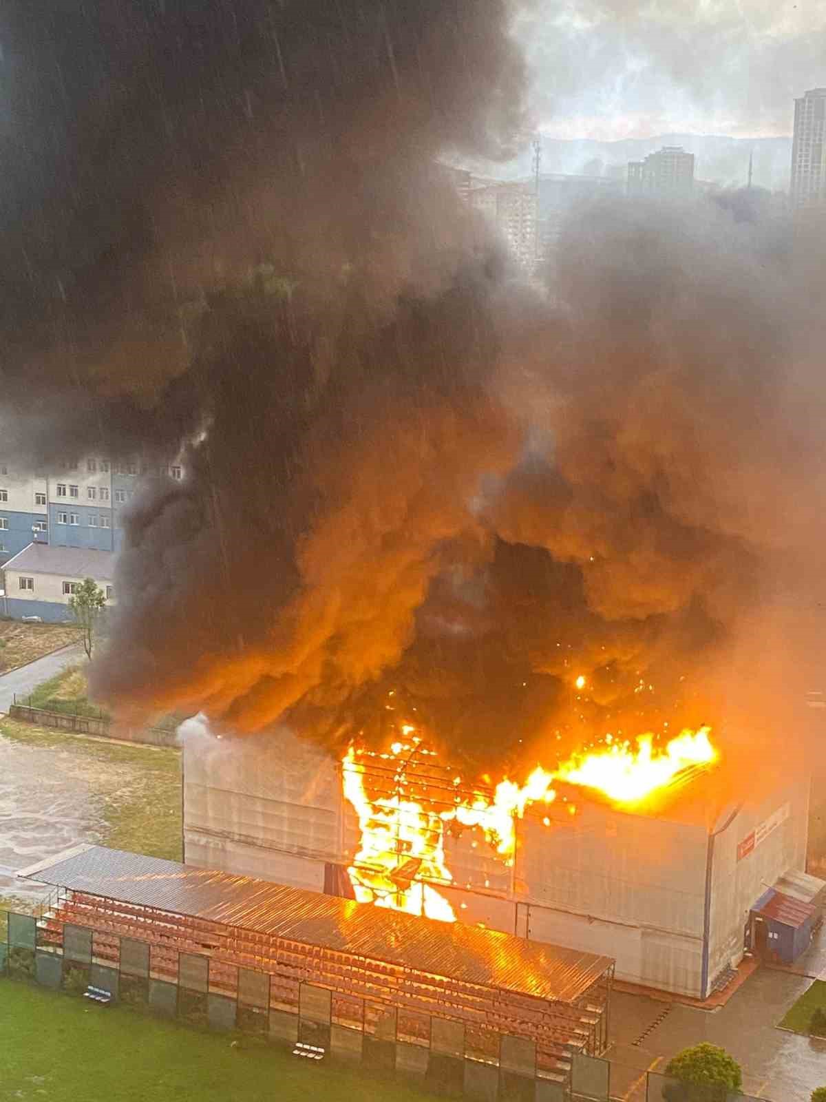 Kastamonu&rsquo;da alev alev yanan jimnastik salonuna yıldırımın d&uuml;şme anı kamerada