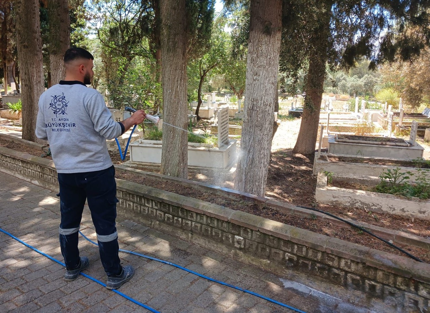Aydın&rsquo;da bayram &ouml;ncesi mezarlıklar bakımdan ge&ccedil;iriliyor