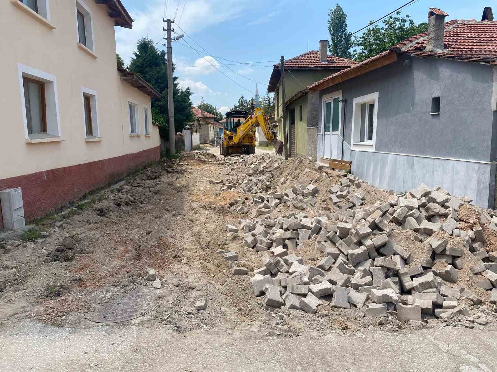 İn&ouml;n&uuml;&rsquo;de bozulan yollar yenileniyor