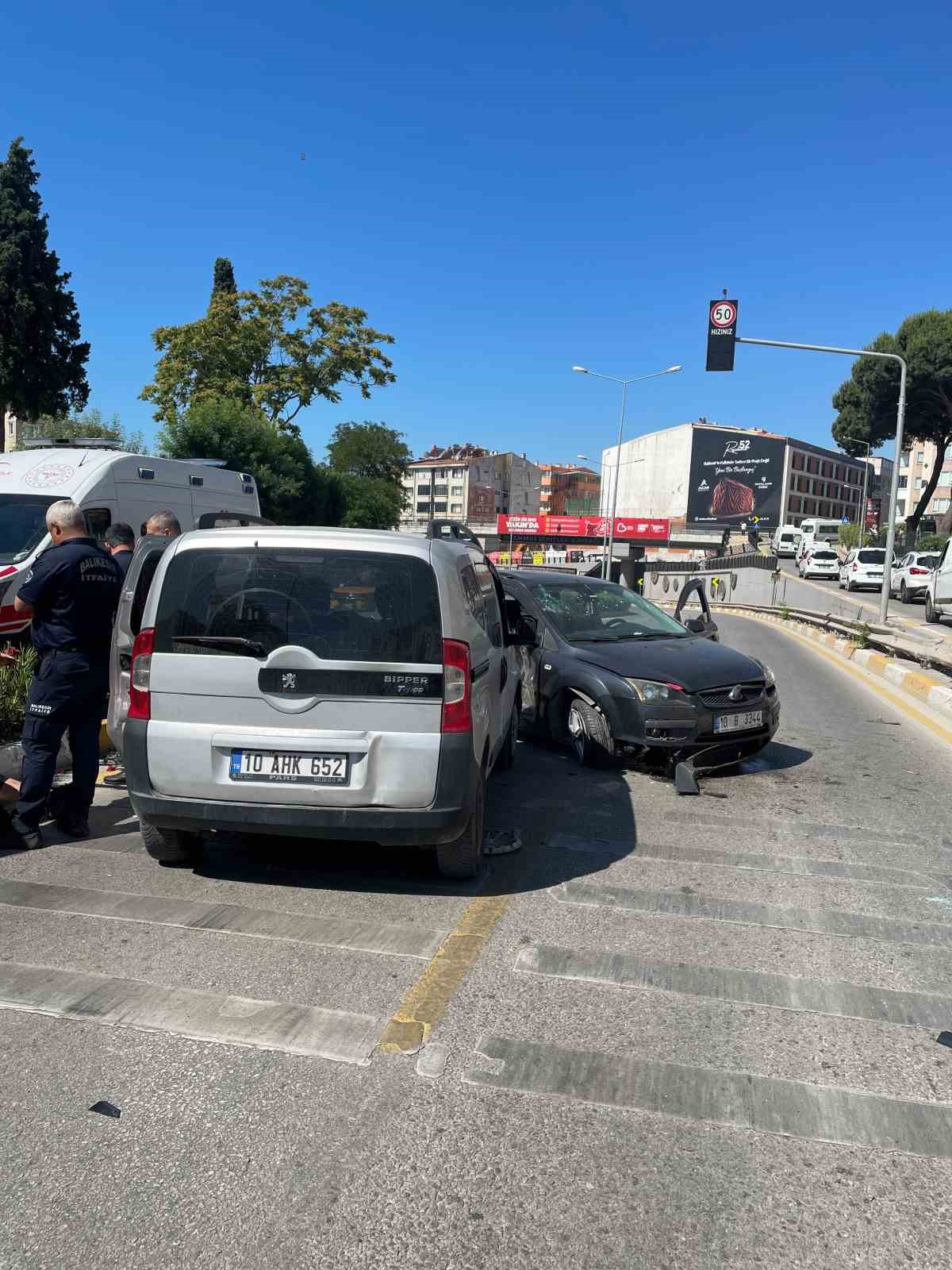 Balıkesir’de otomobiller çarpıştı: 3 yaralı
