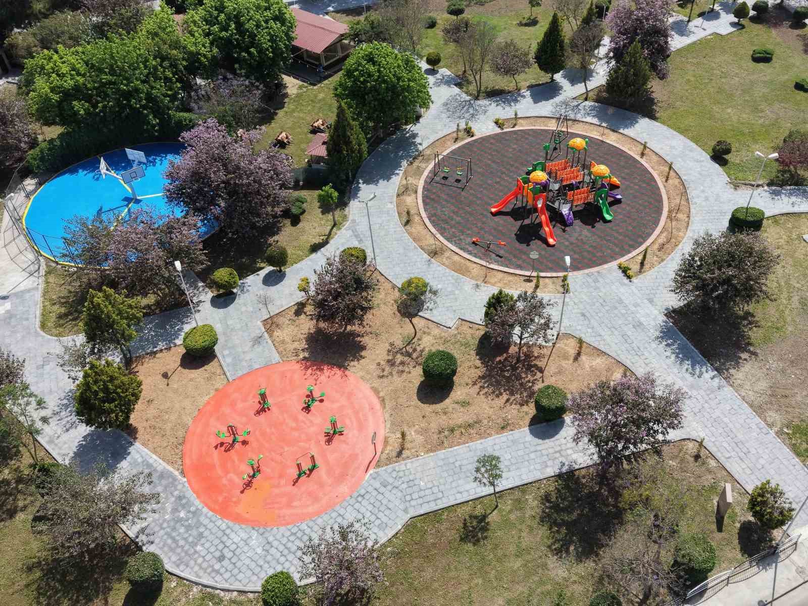Tarsus’ta asfalt ve park yenileme çalışmaları sürüyor