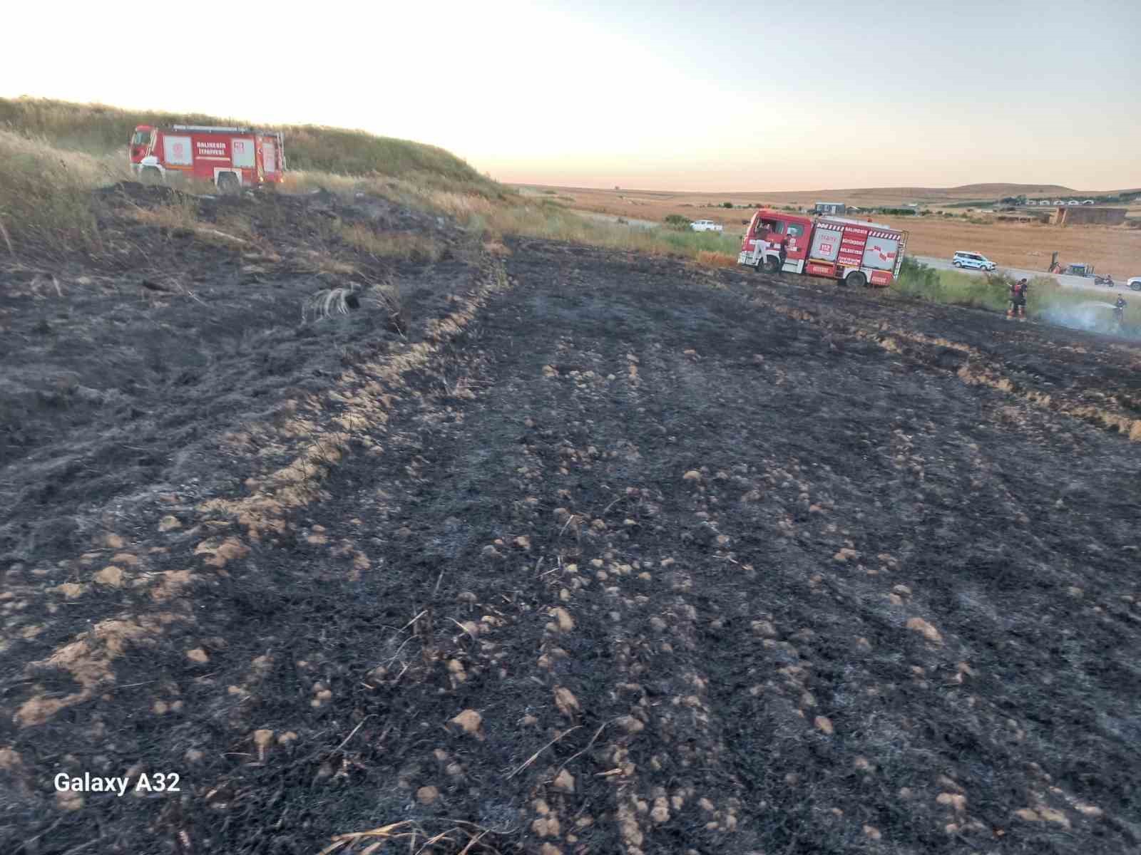 Buğday tarlasında &ccedil;ıkan yangın ekiplerin m&uuml;dahalesiyle s&ouml;nd&uuml;r&uuml;ld&uuml;