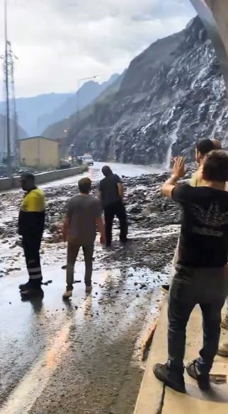 Aracının sileceği arızalandı, sileceği d&uuml;zeltmek i&ccedil;in durdu, saniyeler sonra heyelan oldu