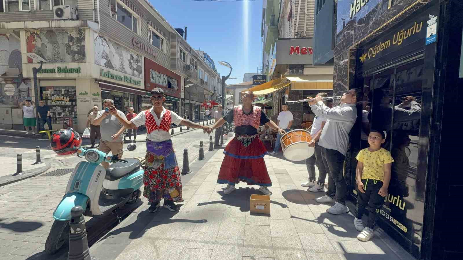 Roman vatandaşların m&uuml;zikli eğlencesi renkli g&ouml;r&uuml;nt&uuml;lere sahne oldu