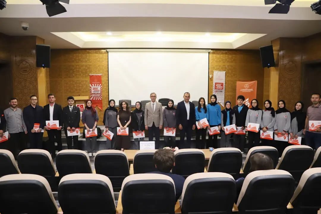 Bayburt&rsquo;ta &ouml;ğrenciler rol temelli m&uuml;nazarada yeteneklerini sergiledi