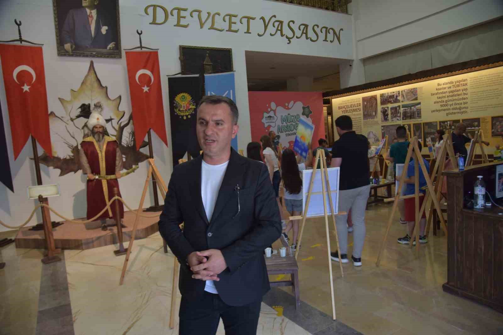 &Ccedil;ocuklar tatilde ebru sanatı, tuval boyama, &ccedil;ocuk pilatesi ve seramik at&ouml;lyelerinde hem eğleniyor hem de &ouml;ğreniyor