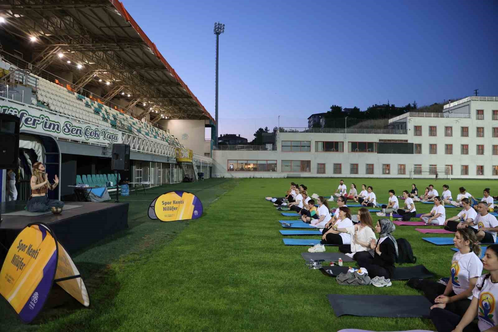 Sağlıklı yaşlanma i&ccedil;in yoga yaptılar