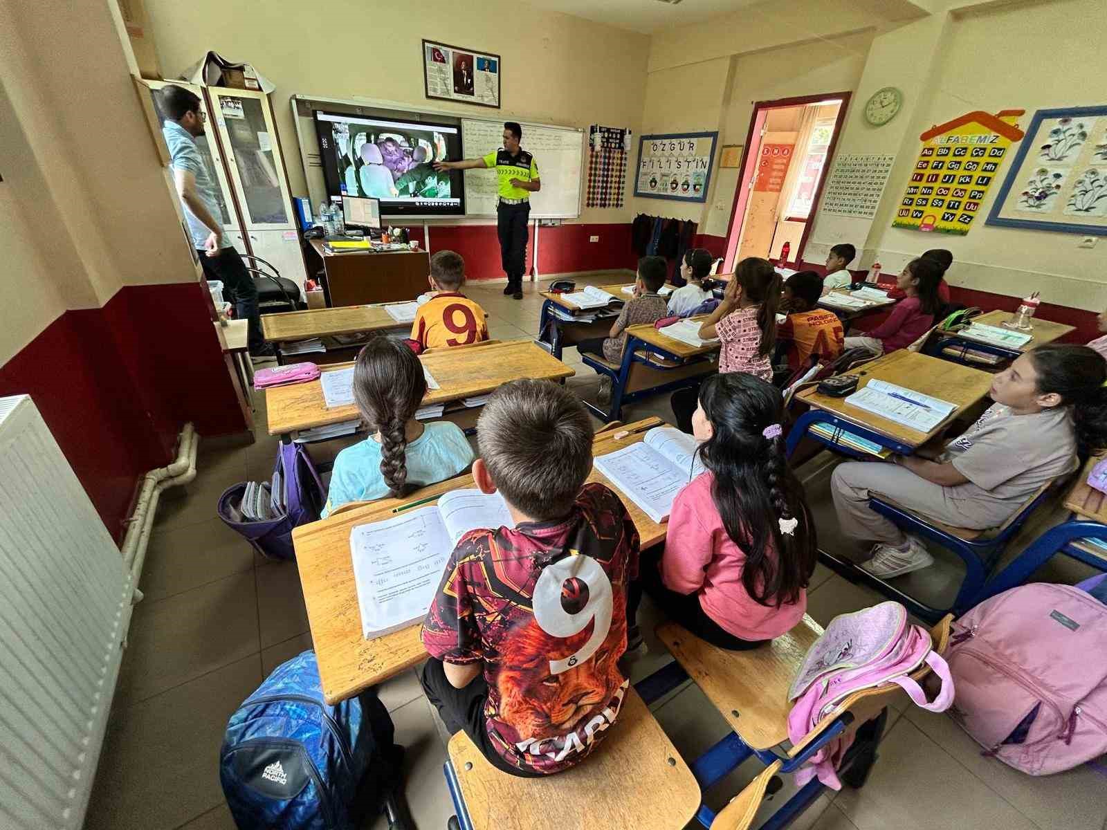 &Ouml;ğrenci ve vatandaşlara g&uuml;venli trafik anlatıldı