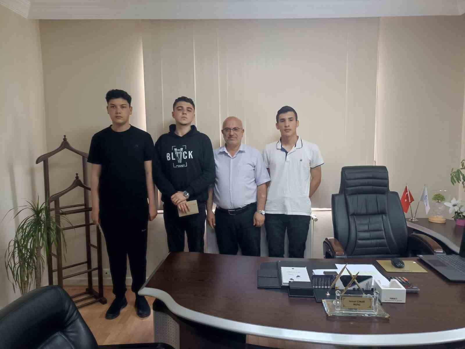 Emet&rsquo;te gen&ccedil;ler umre &ouml;d&uuml;ll&uuml; bilgi yarışmasında ter d&ouml;kt&uuml;