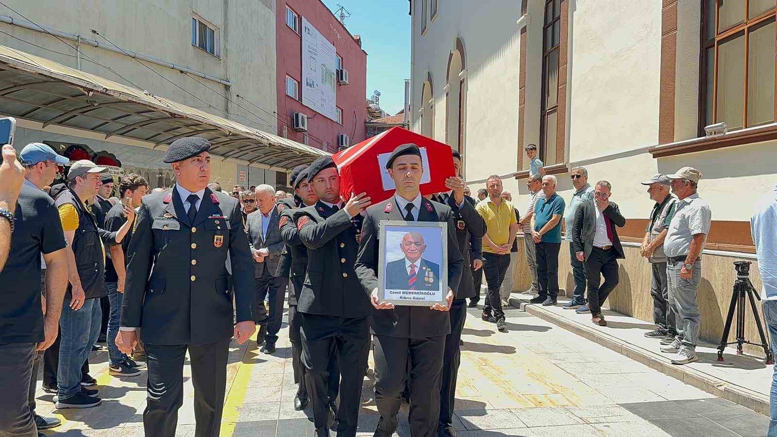 Kıbrıs Gazisi M&uuml;derrisoğlu son yolculuğuna t&ouml;renle uğurlandı