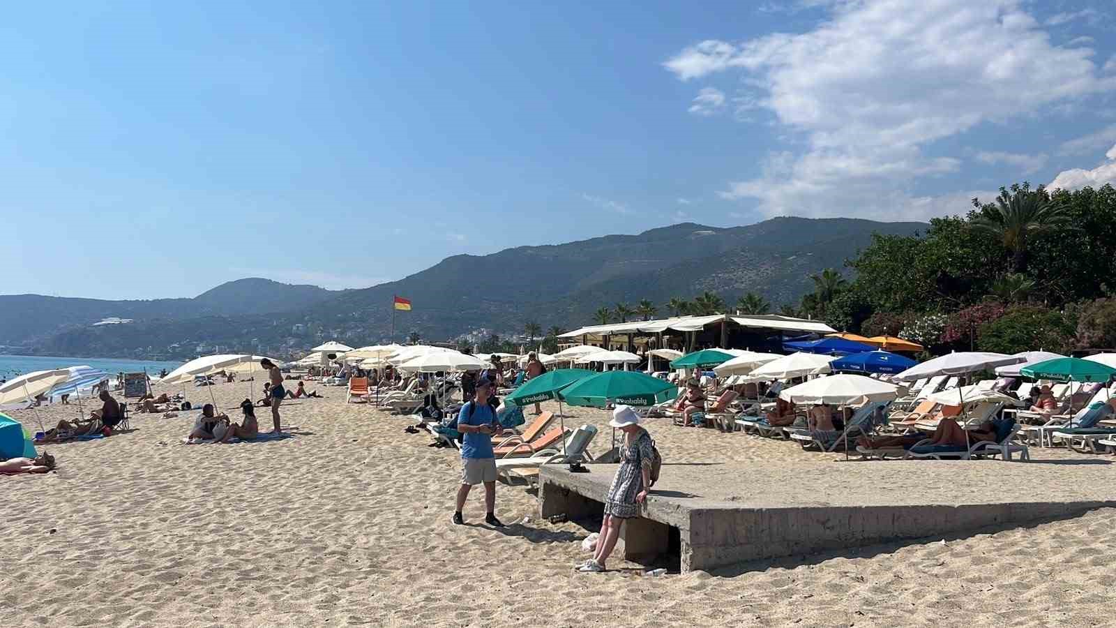 Alanya&rsquo;da hava 32, deniz 26 dereceyi g&ouml;rd&uuml;, turistler sahillere akın etti