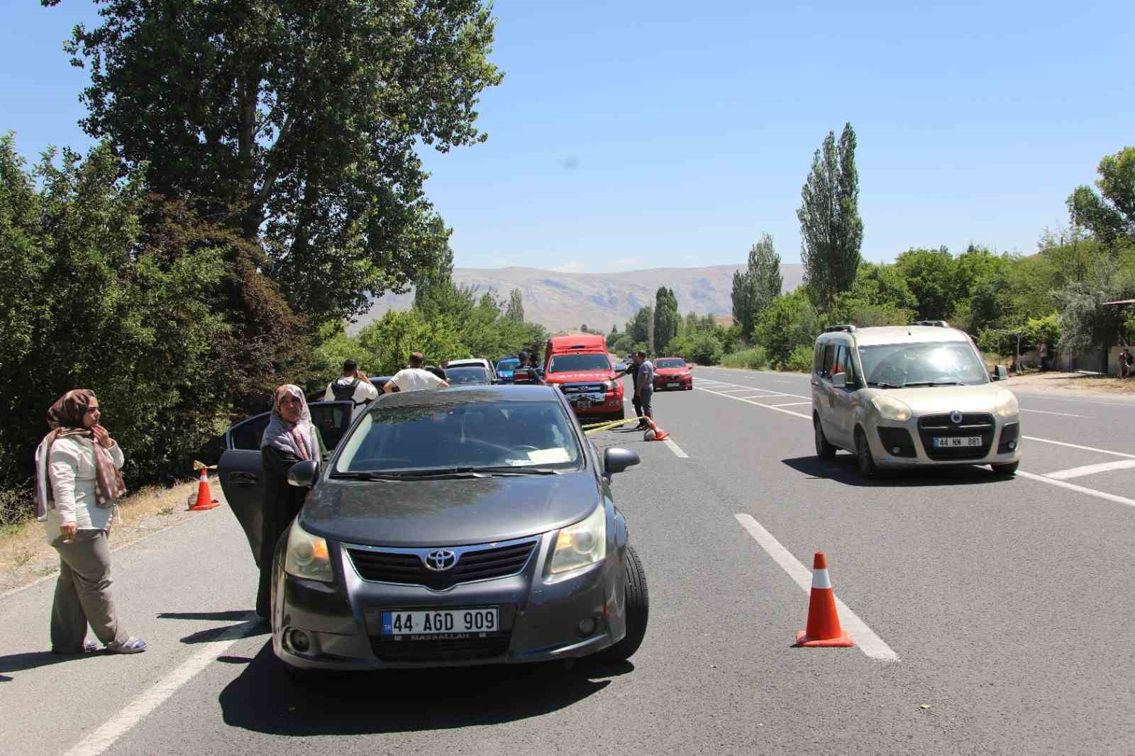 Otomobil ağaca &ccedil;arptı: 2 &ouml;l&uuml;, 4 ağır yaralı
