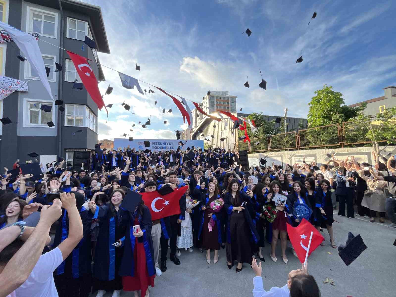 Sultangazi&rsquo;de lise &ouml;ğrencilerinin mezuniyeti coşkuyla kutlandı