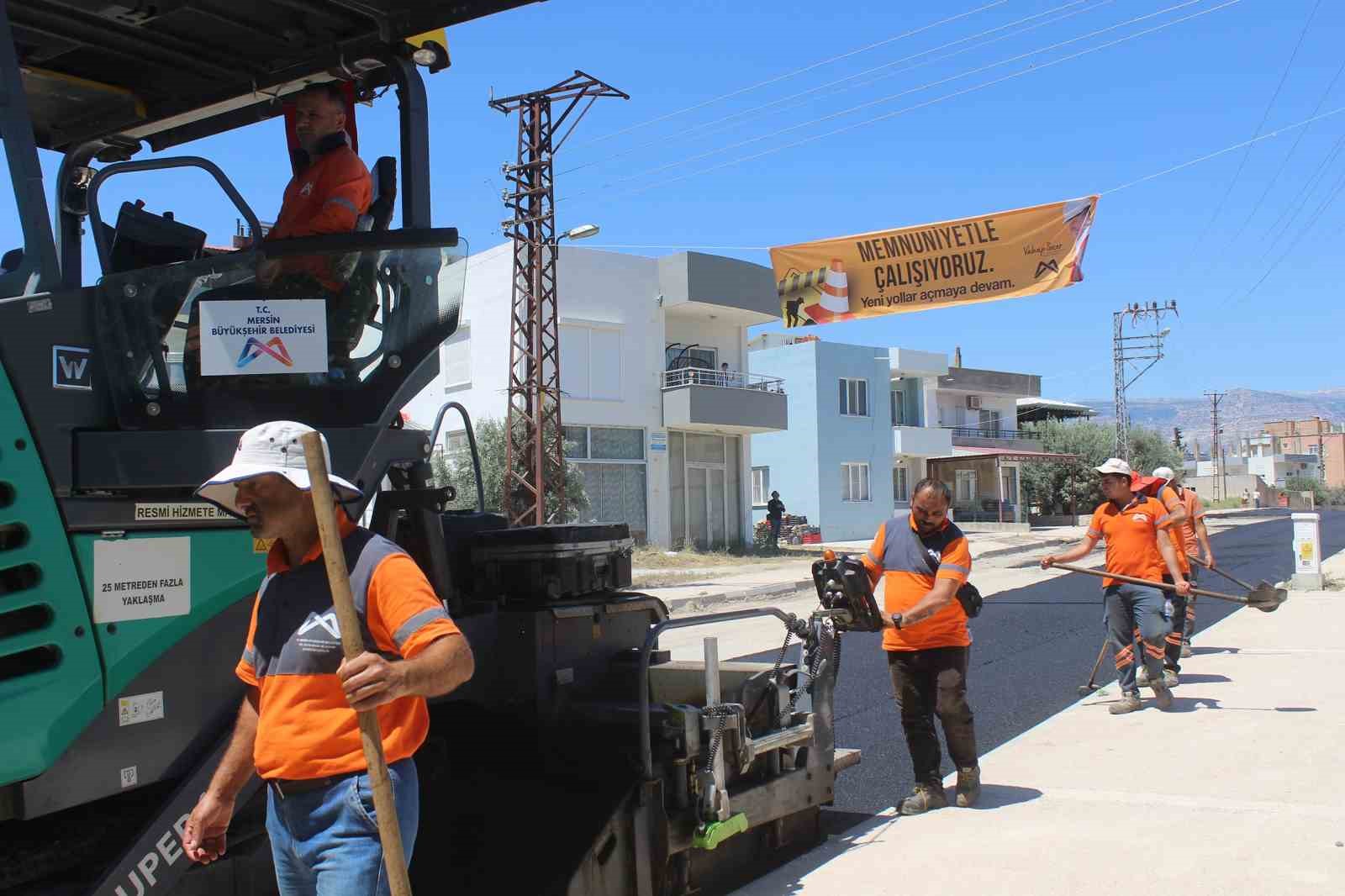 Mut&rsquo;ta yağışın bozduğu yollar yenilendi