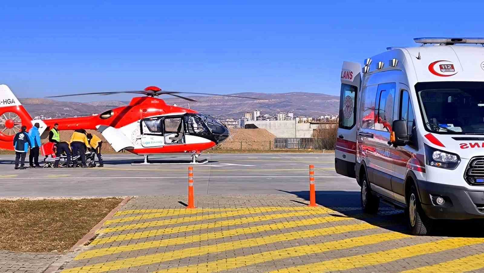 Nefes darlığı yaşayan hasta ambulans helikopterle Erzincan&rsquo;a sevk edildi