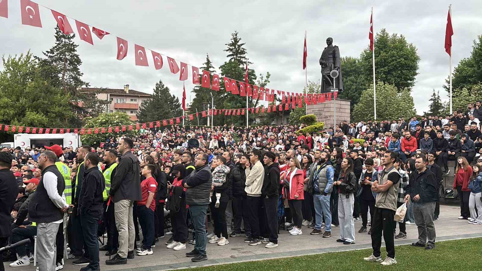 Bolu&rsquo;da &rsquo;D&uuml;nya Kupası&rsquo; coşkusu sokağa taştı: Anıtpark&rsquo;ta tarihi heyecan