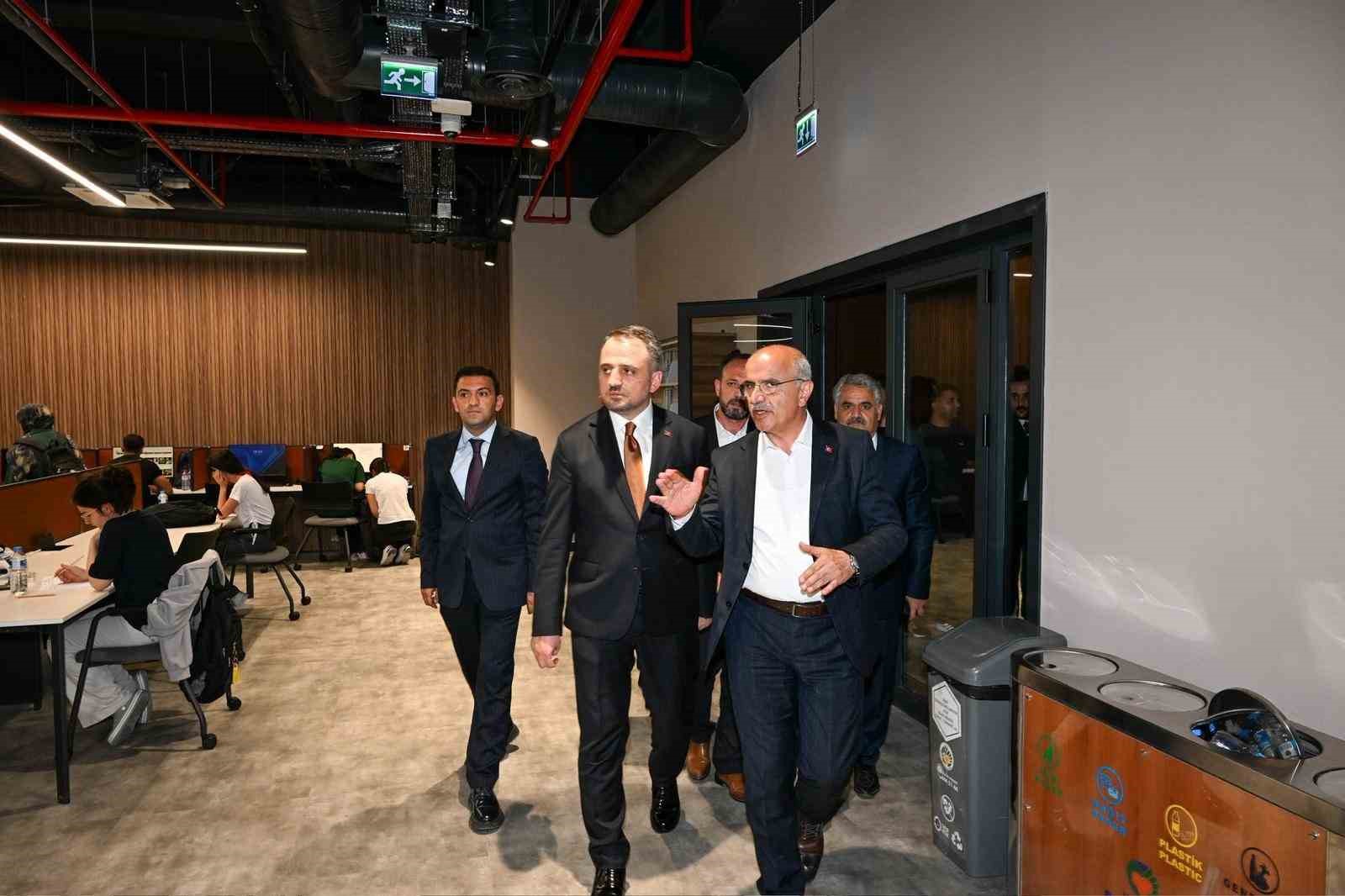 Bakan Yardımcısı Dr. Enes Eminoğlu&rsquo;ndan Şehir K&uuml;t&uuml;phanesine tam not