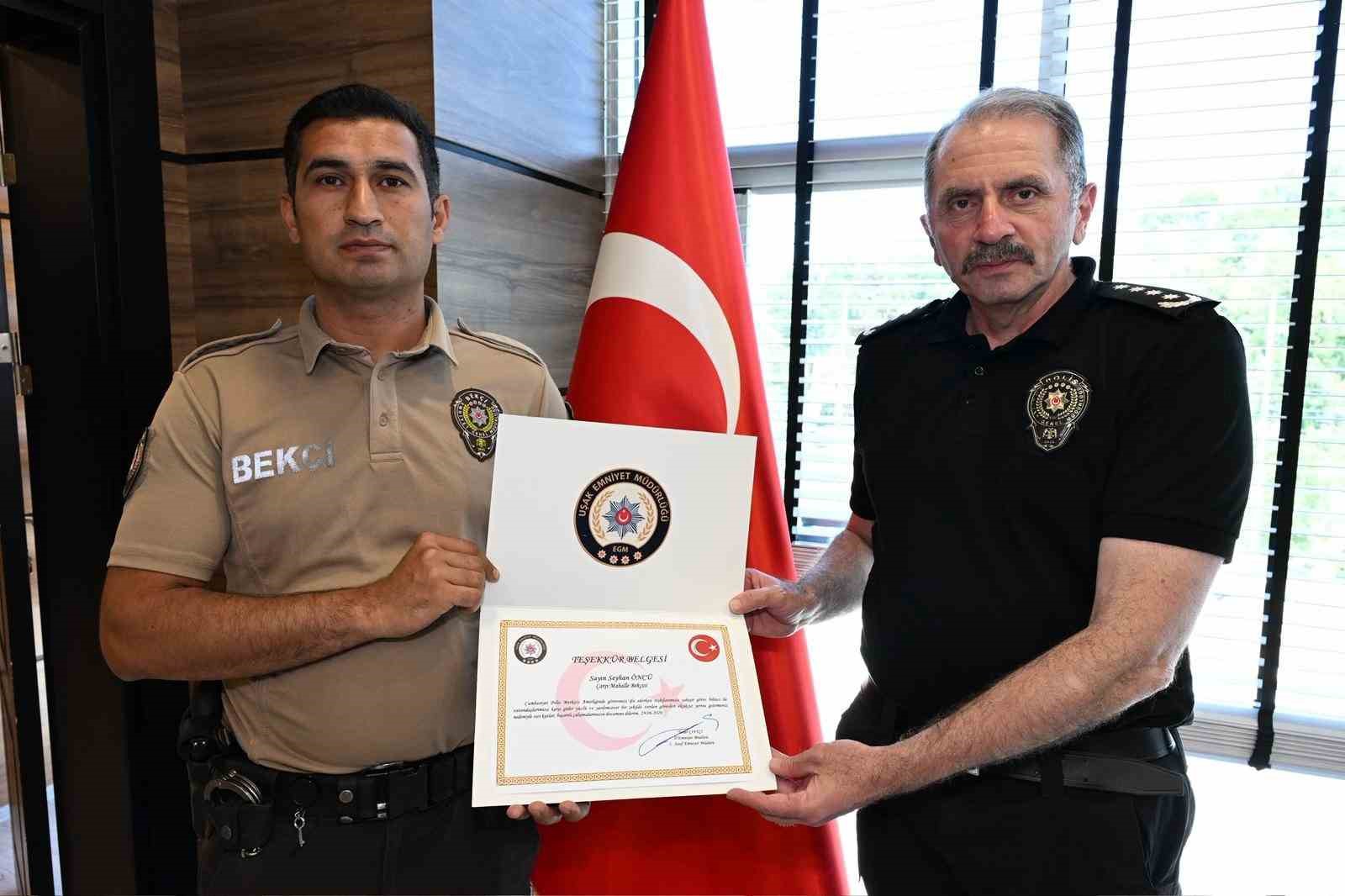 Uşak&rsquo;ta &ouml;rnek davranış sergileyen &ccedil;arşı ve mahalle bek&ccedil;isine teşekk&uuml;r belgesi