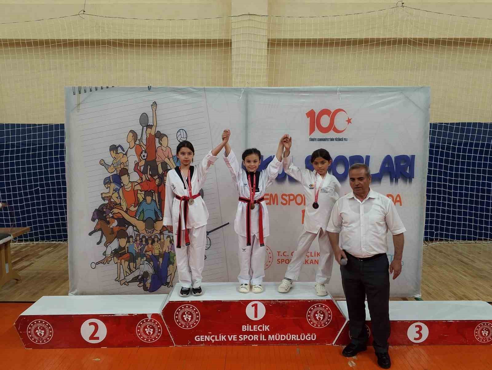 Boz&uuml;y&uuml;kl&uuml; taekwondocular başarılarıyla g&ouml;z doldurdu