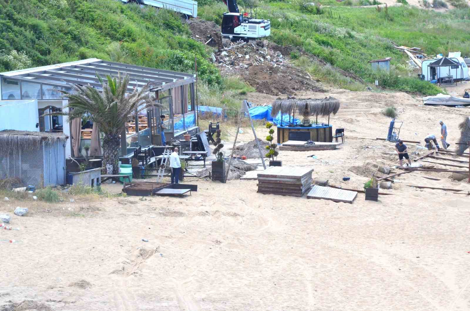 Sinop&rsquo;ta sahildeki ka&ccedil;ak yapılara yıkım operasyonu