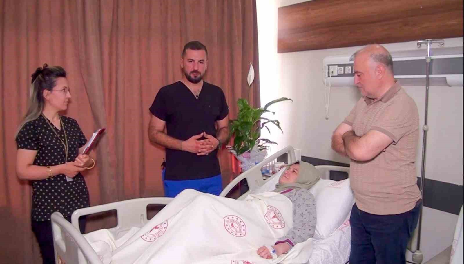 Karnından 29 santimetrelik dev miyom &ccedil;ıkarıldı