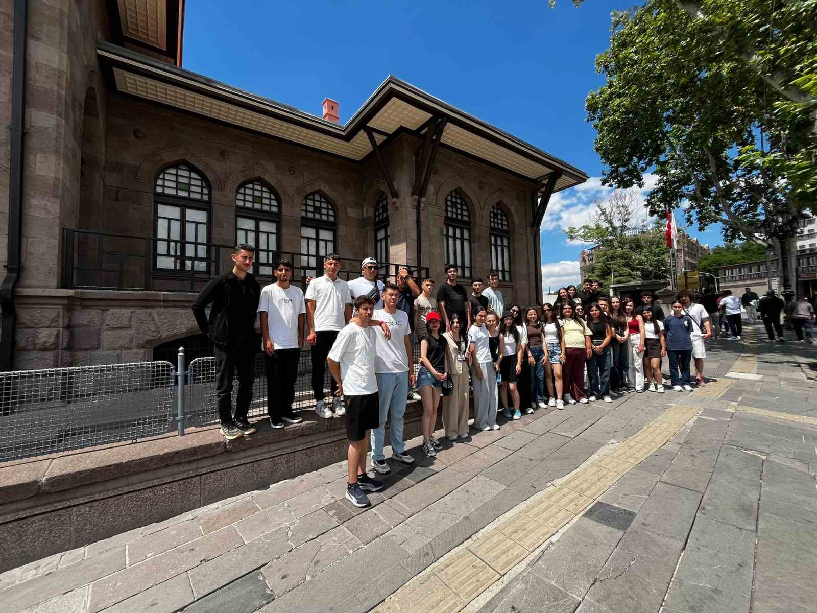 Başkan Doğanca&rsquo;dan &ouml;ğrencilere diploma jesti